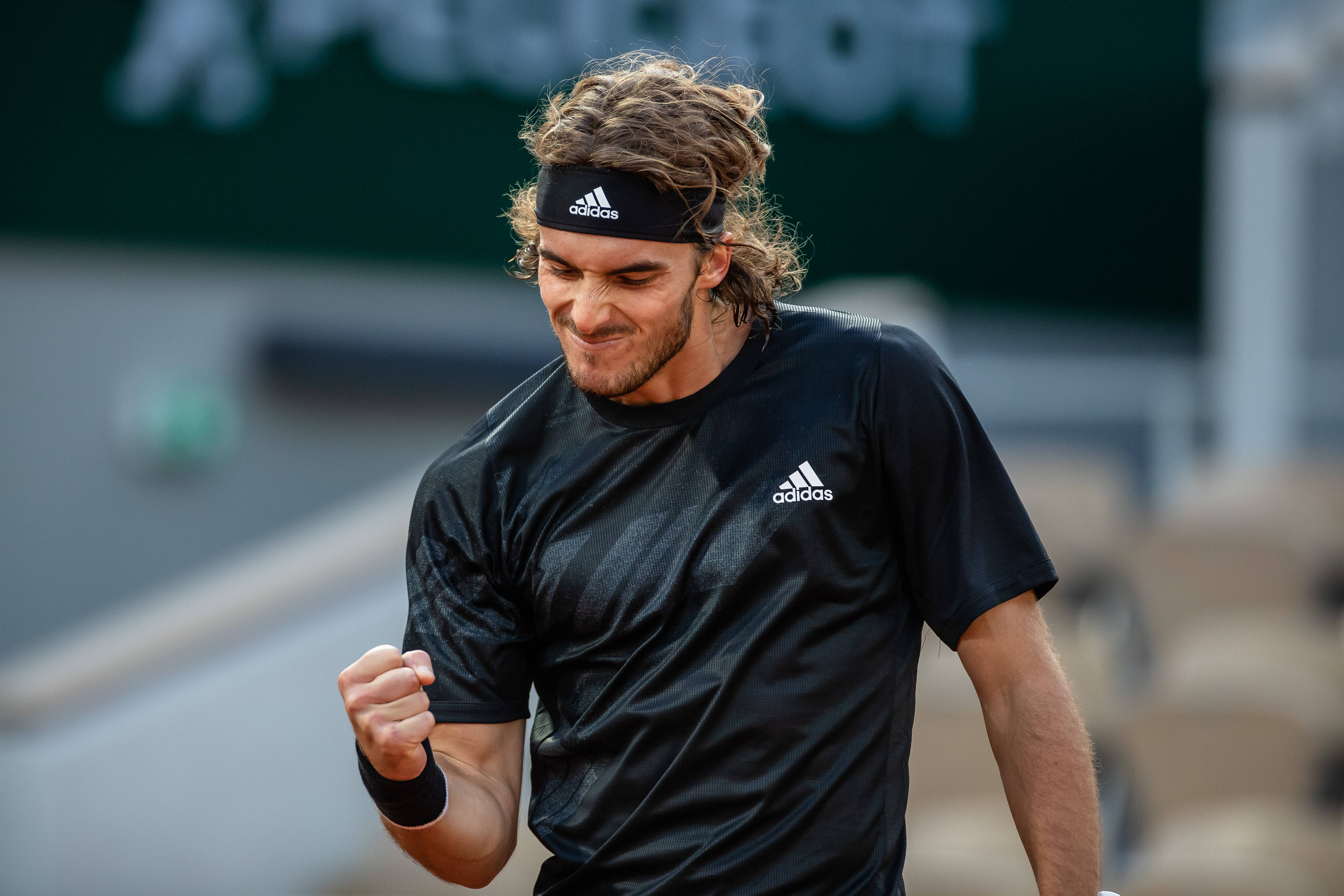 包含西班牙网球队鏖战意大利网球队，西西帕斯打破历史纪录的词条