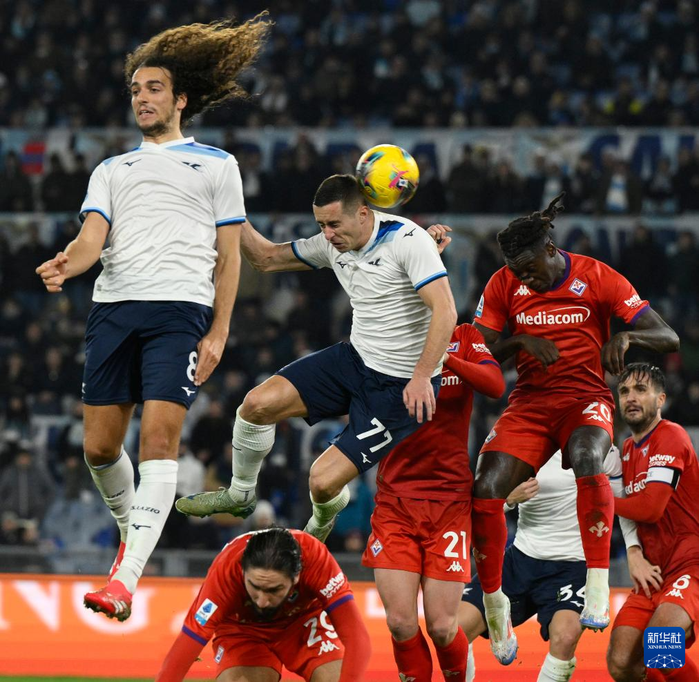 意甲赛事现场瞬间燃爆,观众欢呼不断 意甲赛事现场瞬间燃爆,观众欢呼不断