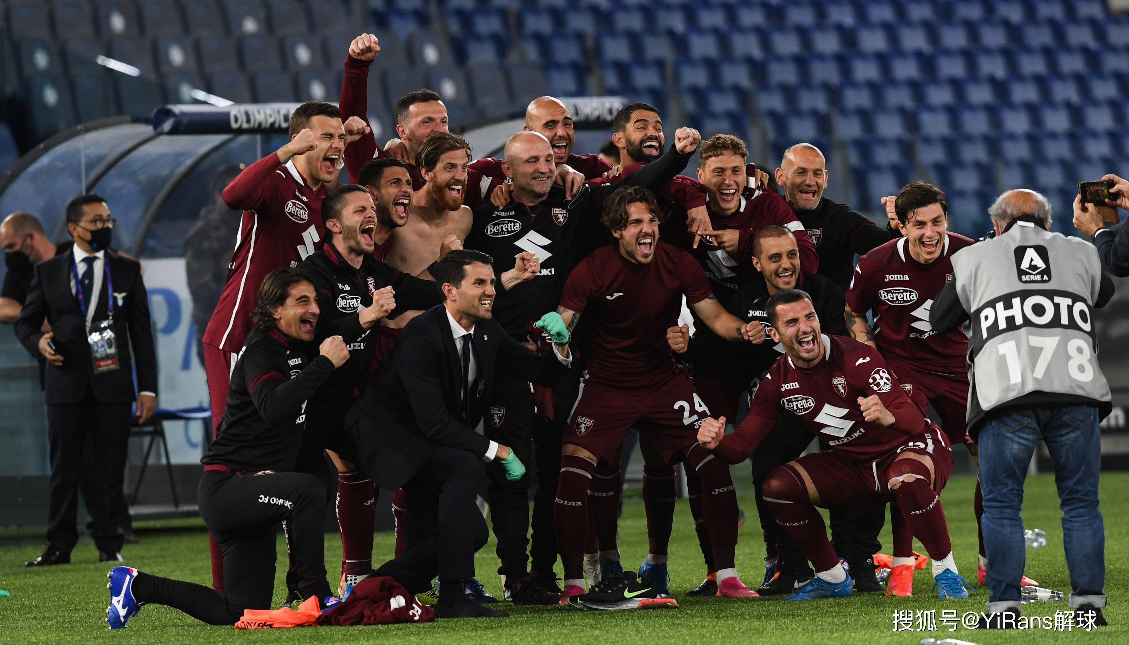 意甲赛事现场瞬间燃爆,观众欢呼不断 意甲赛事现场瞬间燃爆,观众欢呼不断