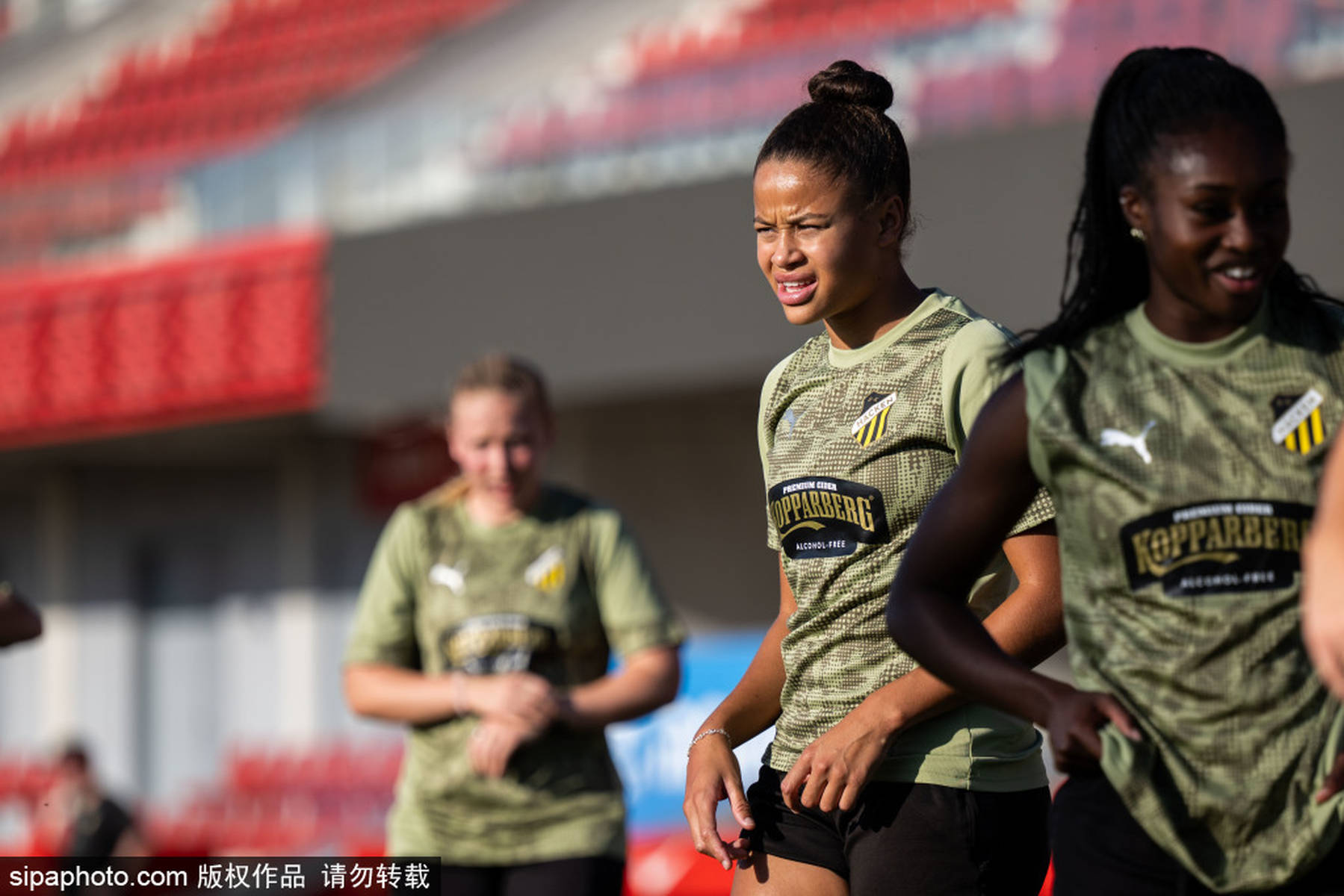 包含瑞典国家队备战欧预赛阵容完备备赛的词条