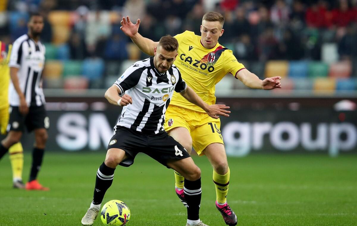 包含乌迪内斯逆转战胜对手，前程一片光明的词条